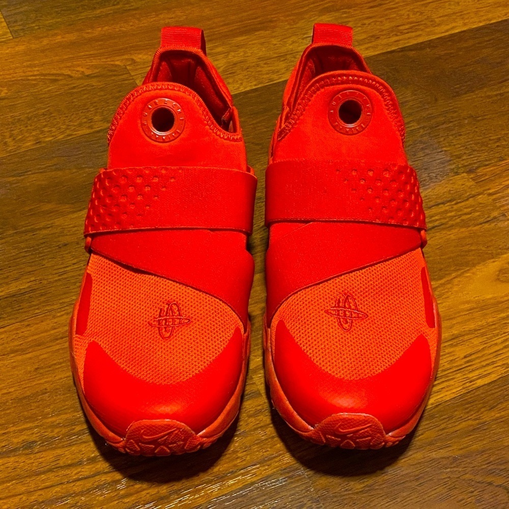 𝅺EUC Nike youth Huarache extreme 6Youth bright red.